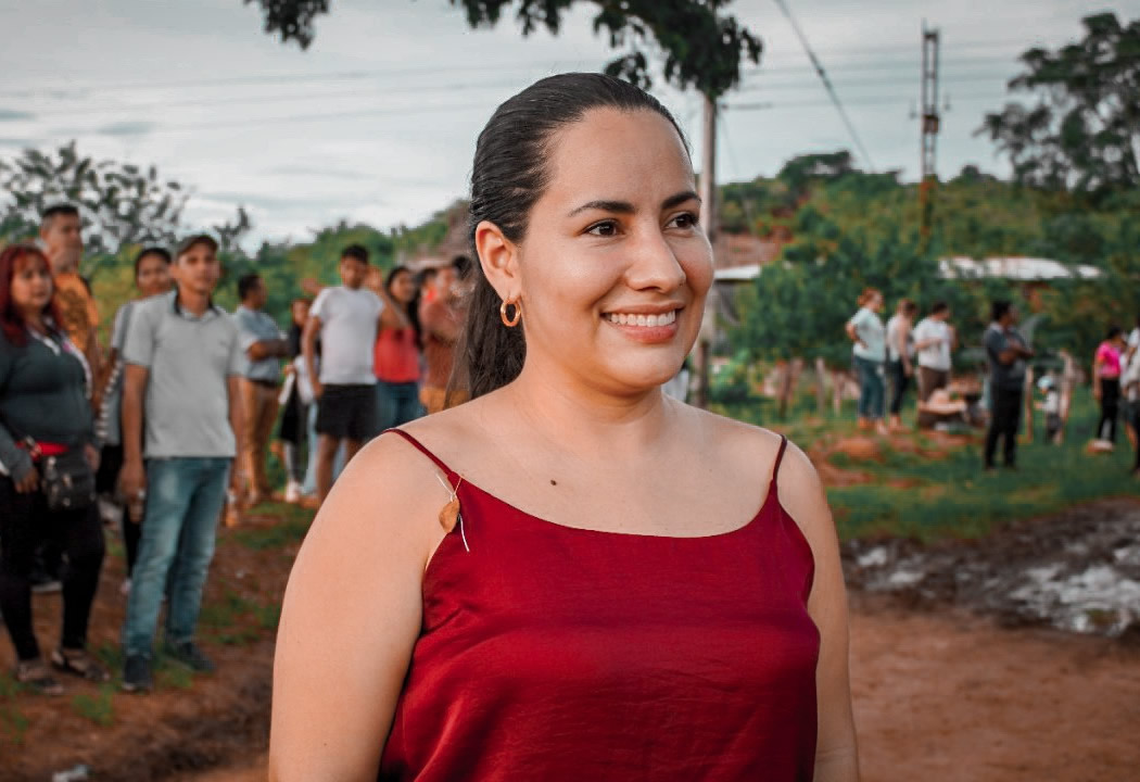 mujer de pie, sonriendo de vestido rojo de tiras