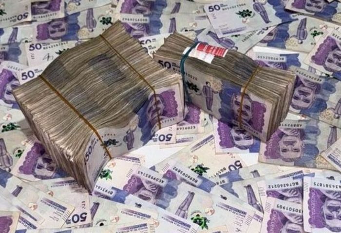 fajos y billetes de 50 mil pesos Moneda Colombiana
