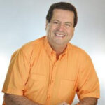 Persona de camisa naranja, orlando beltran cuellar