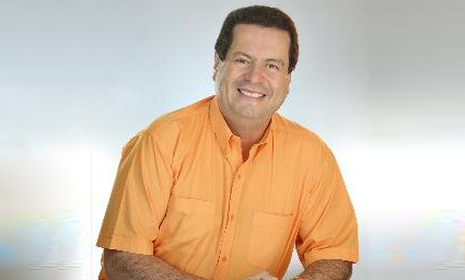 Persona de camisa naranja, orlando beltran cuellar