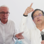 dos personas con camisa blanca, politicos de colombia, robledo y petro